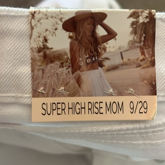 NWT Sincerely Jules Super High Rise White Distressed Mom Jeans Size 9/29 - Picture 9 of 12